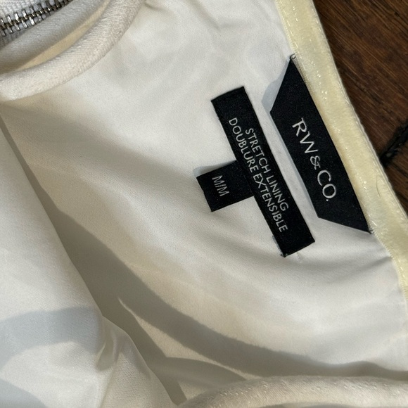 RW&CO. White Textured cut out Camisole Top size medium - Picture 3 of 6